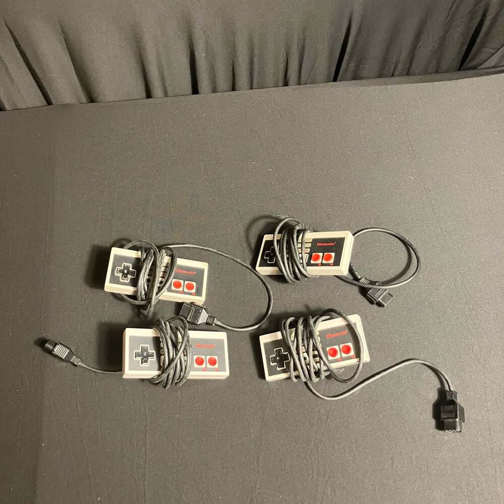 Nintendo NES Controller Lot of 4 Original Vintage Wired Gamepads UNTESTED